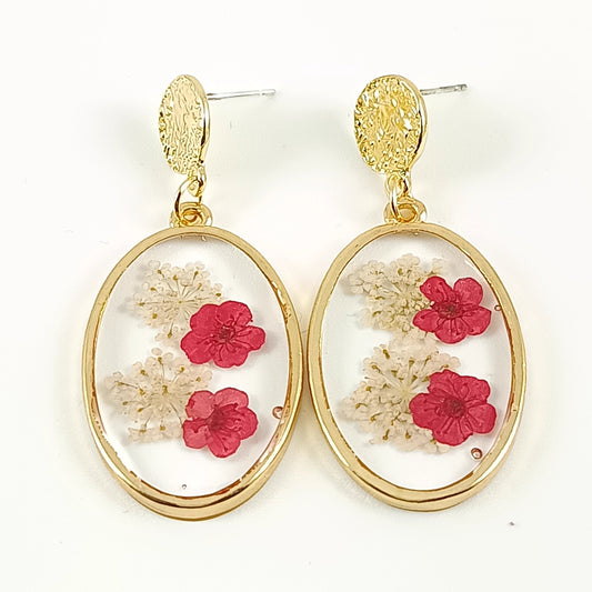 Boucles d'oreilles ovales dorées avec fleurs naturelles séchées rouges et blanches en résine